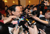 快讯：尹弘主持召开省政府常务会议 研究深化扩权强县改革表彰依法行政示范