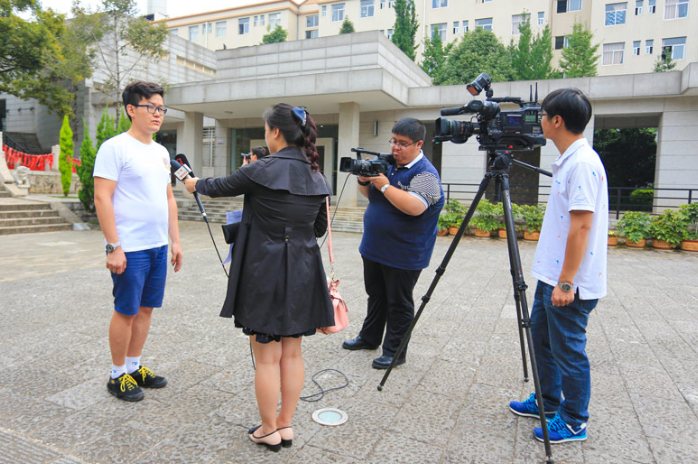 快讯：四川一小学操场坍塌 网友：可怕 幸好是在假期